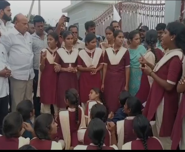 పురుగుల అన్నంపై గురుకుల విద్యార్థినుల ధర్నా