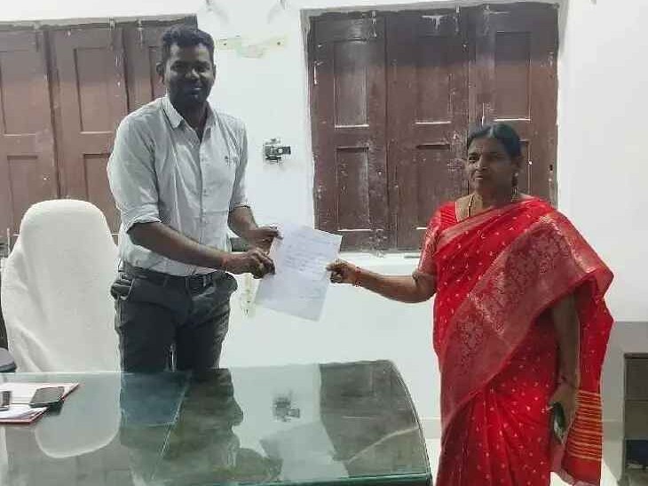 ‘రైల్వే అండర్ బ్రిడ్జి రహదారిపై గుంతలను పూడ్చాలి’