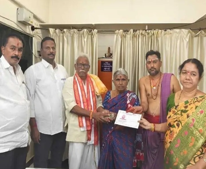 మహంకాళి ఆలయ నిర్మాణానికి రూ.లక్ష విరాళం