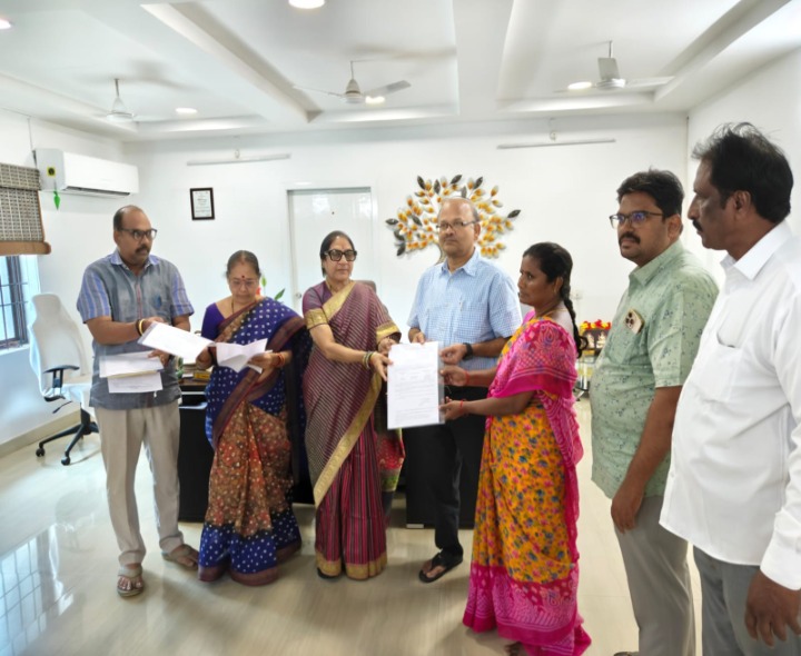 జెడ్పీ కార్యాలయంలో పదోన్నతులు