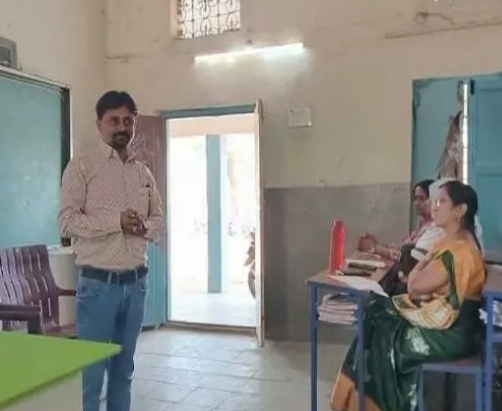 పాఠశాలలో లాంగ్వేజ్ టీచర్ల కాంప్లెక్స్ సమావేశం