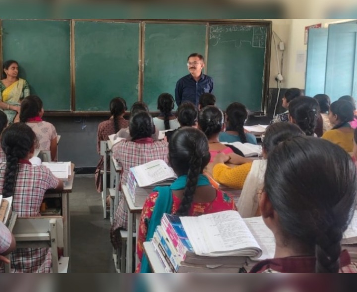 పాఠశాలను సందర్శించిన అదనపు కలెక్టర్