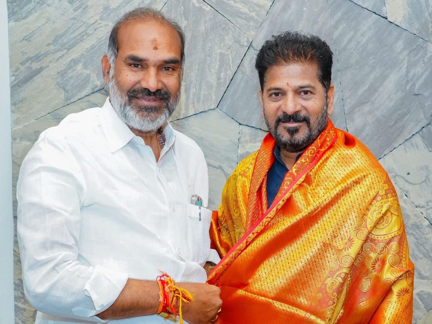 ముఖ్యమంత్రిని కలిసిన ప్రభుత్వ విప్