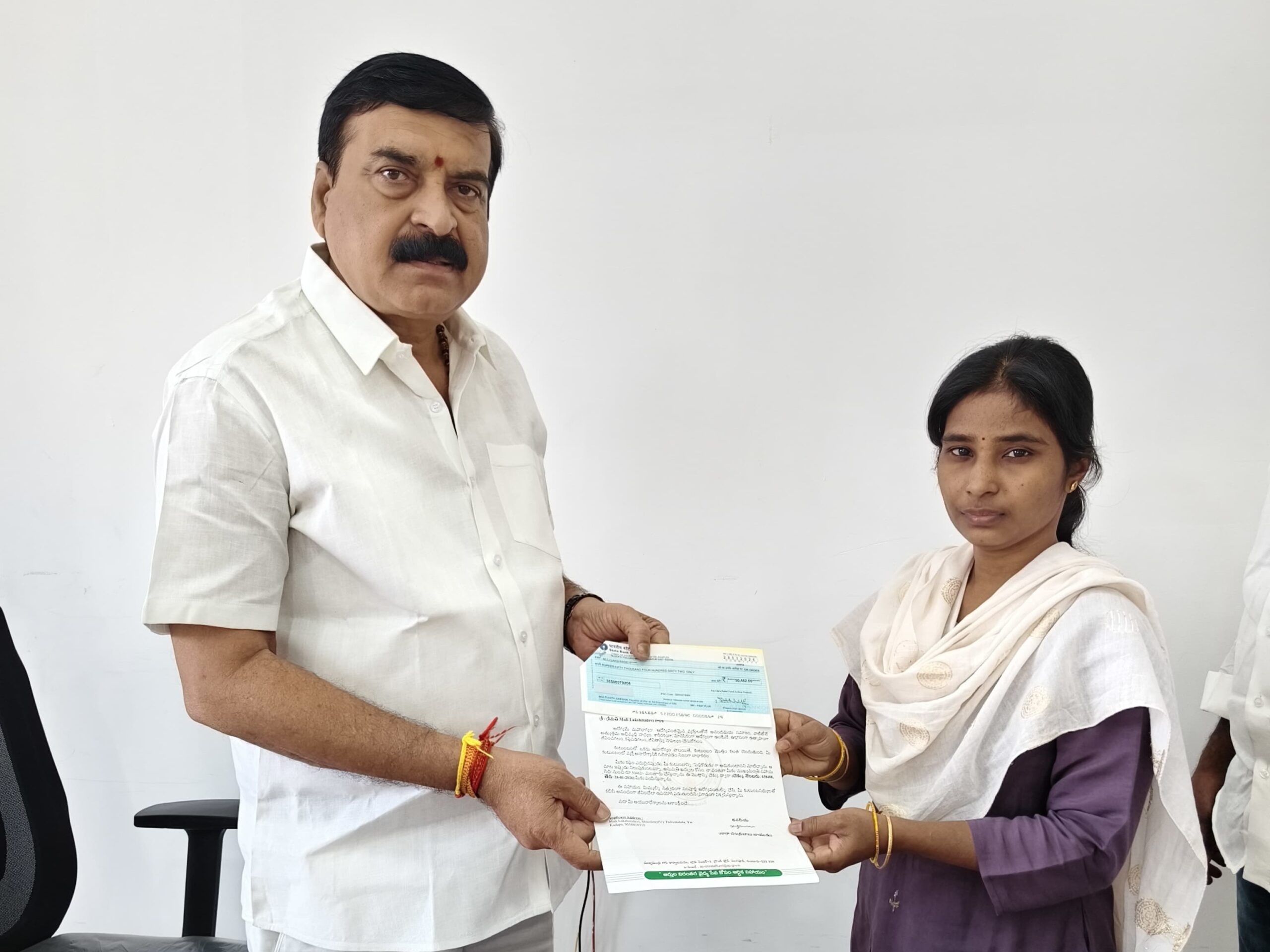 బాధిత మహిళకు సీఎం సహాయ నిధి చెక్కు పంపిణీ