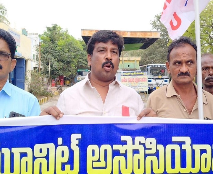 ఆర్టీసీ ప్రైవేటీకరణపై ఎన్ఎంయూ ధర్నా