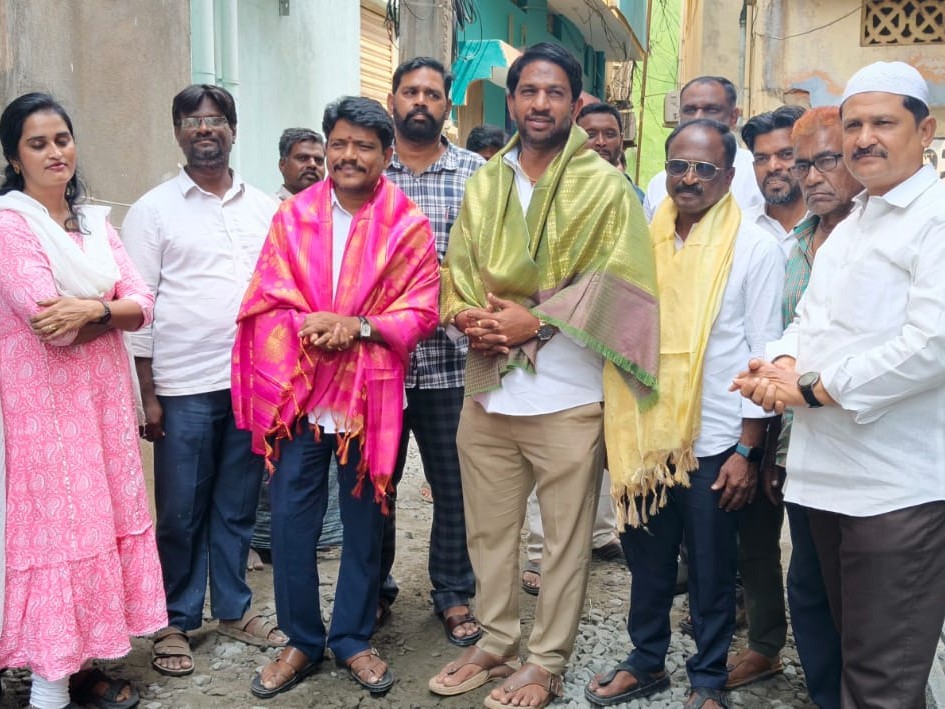 సీసీ రోడ్ పనుల ప్రారంభించిన మేయర్