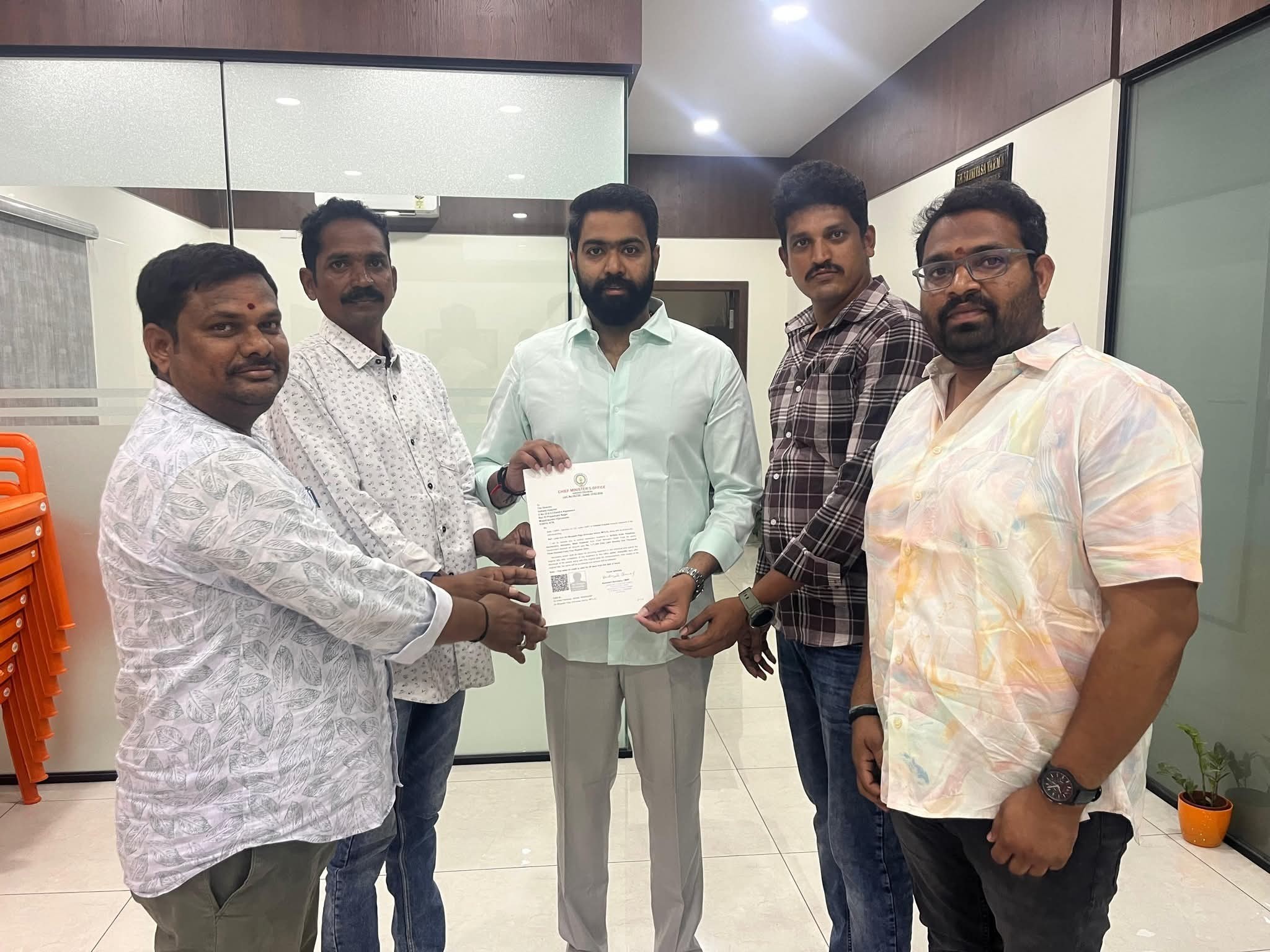 అనారోగ్యంతో ఉన్న వ్యక్తికి చెక్కు అందజేత..!