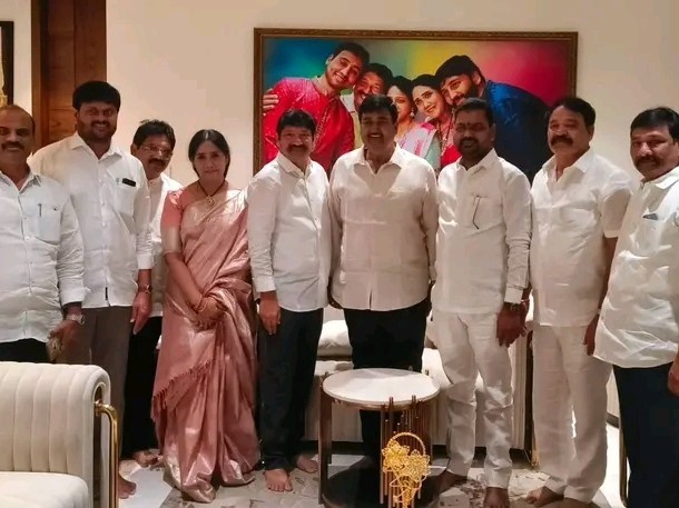 జోగి రమేష్ కుటుంబ సభ్యులను పరామర్శించిన మాజీమంత్రి