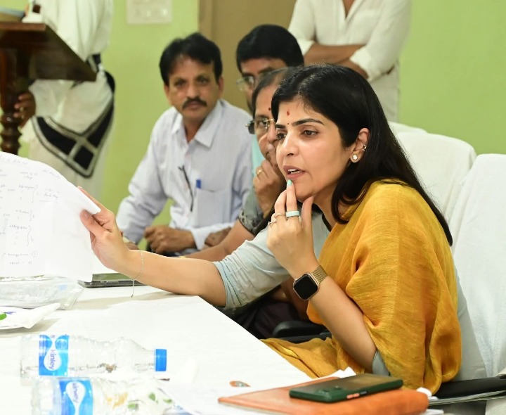 మహిళల సమస్యలపై వర్సిటీ వీసీలతో రాయపాటి శైలజ సమీక్ష