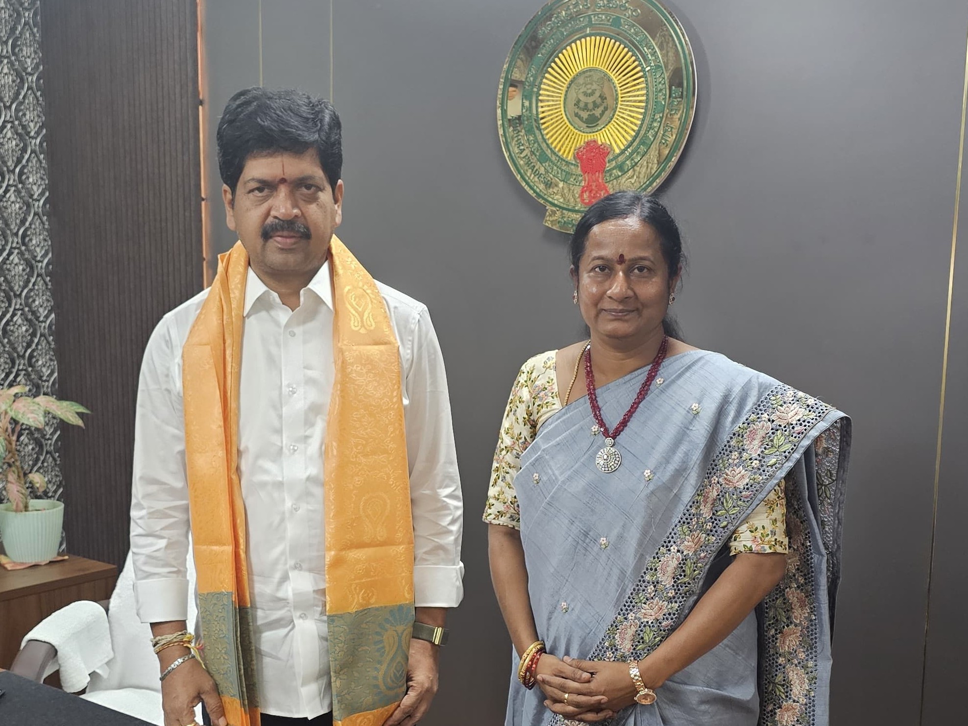 టీడీపీ పార్టీ ఇంఛార్జ్ కలిసిన మంత్రి