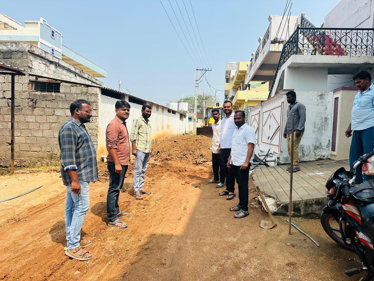 సీసీ రోడ్డు, డ్రైనేజీ నిర్మాణ పనులు పరిశీలన