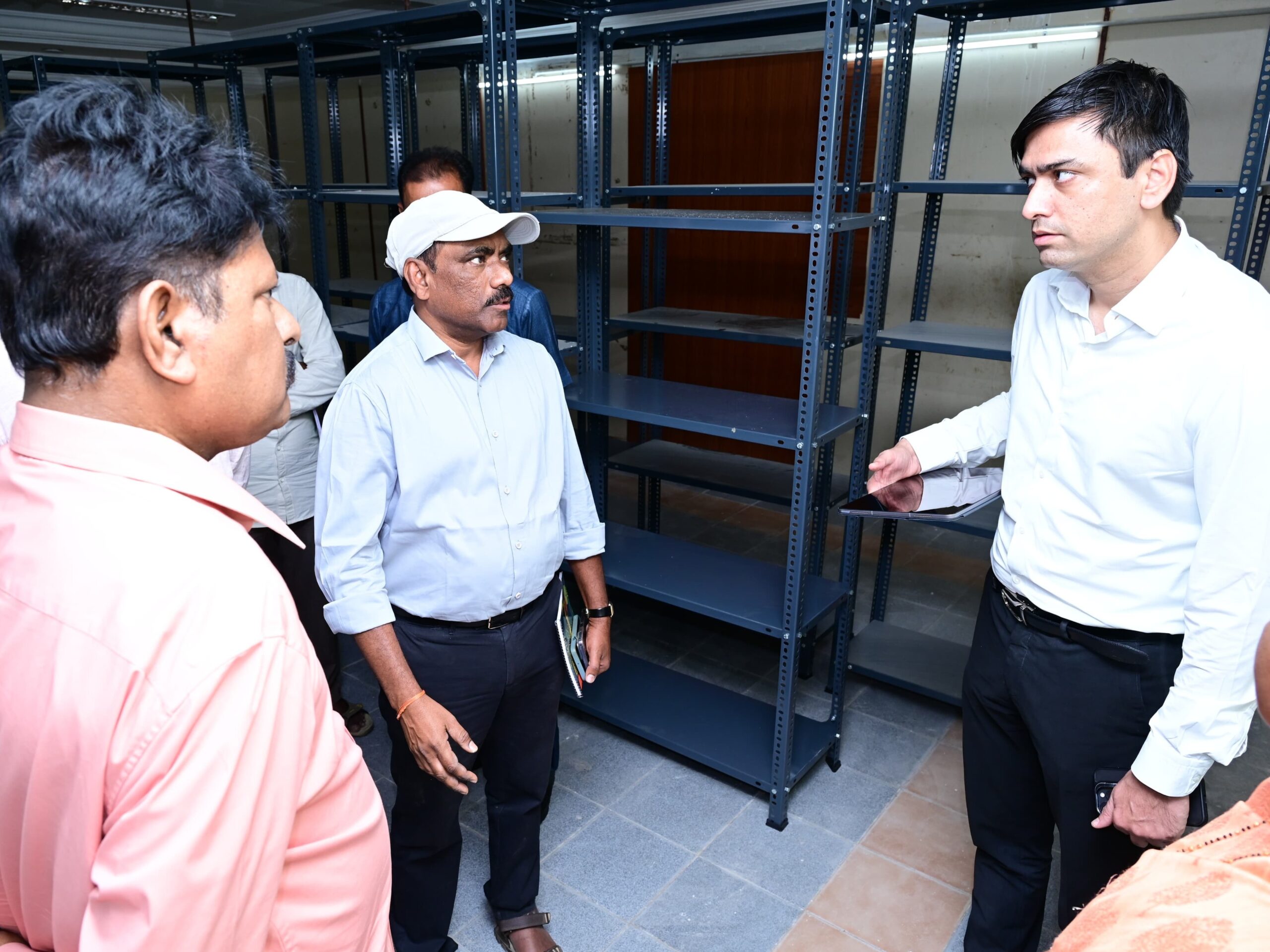 భవనాన్ని పరిశీలించిన జిల్లా కలెక్టర్