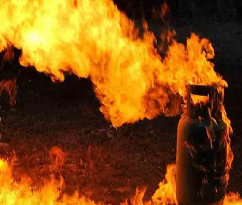 ఇంట్లో పేలిన గ్యాస్ సిలిండర్.. మహిళ సజీవ దహనం