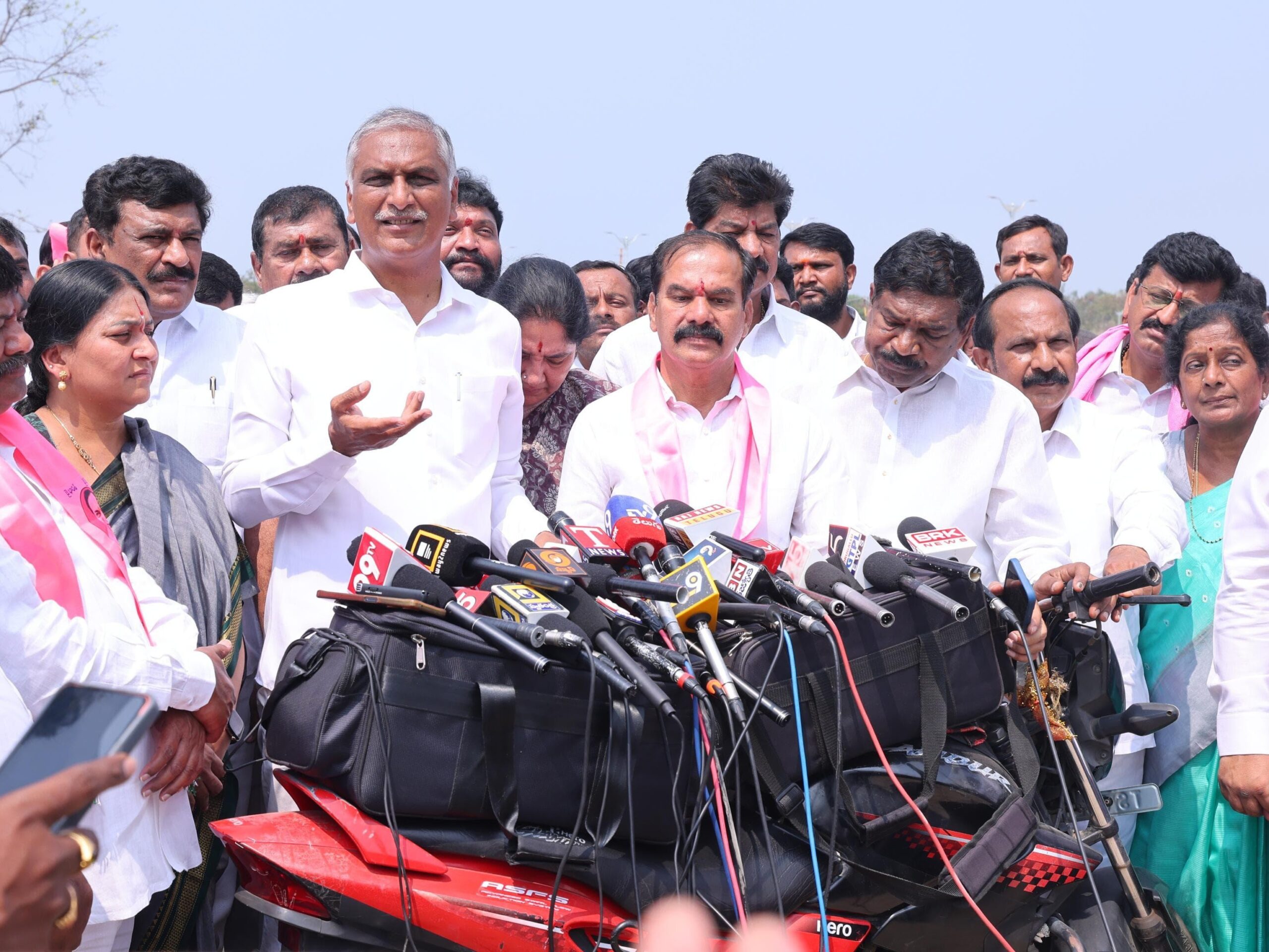 ఆసుపత్రి పనులను పరిశీలించిన మాజీ మంత్రి