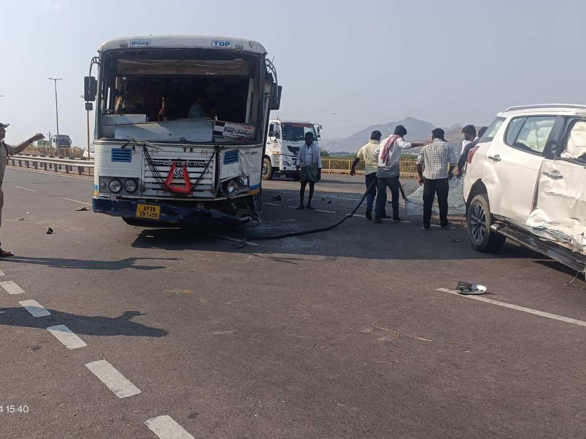 కారు, ఆర్టీసీ బస్సు ఢీ.. తప్పిన ప్రమాదం