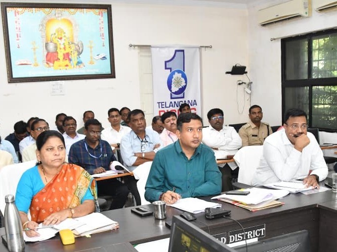 పరీక్షలను పకడ్బందీగా నిర్వహించాలి: కలెక్టర్