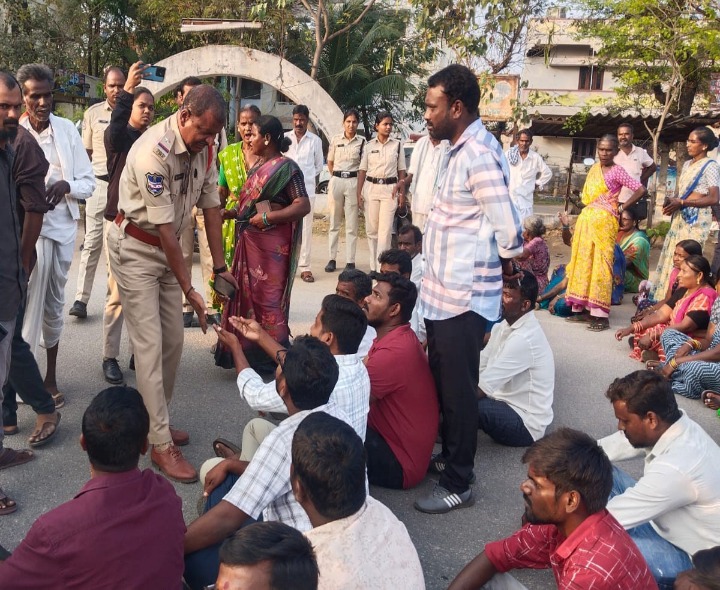 పోలీసుల నిర్లక్ష్యాన్ని నిరసిస్తూ చిట్యాలలో రాస్తారోకో