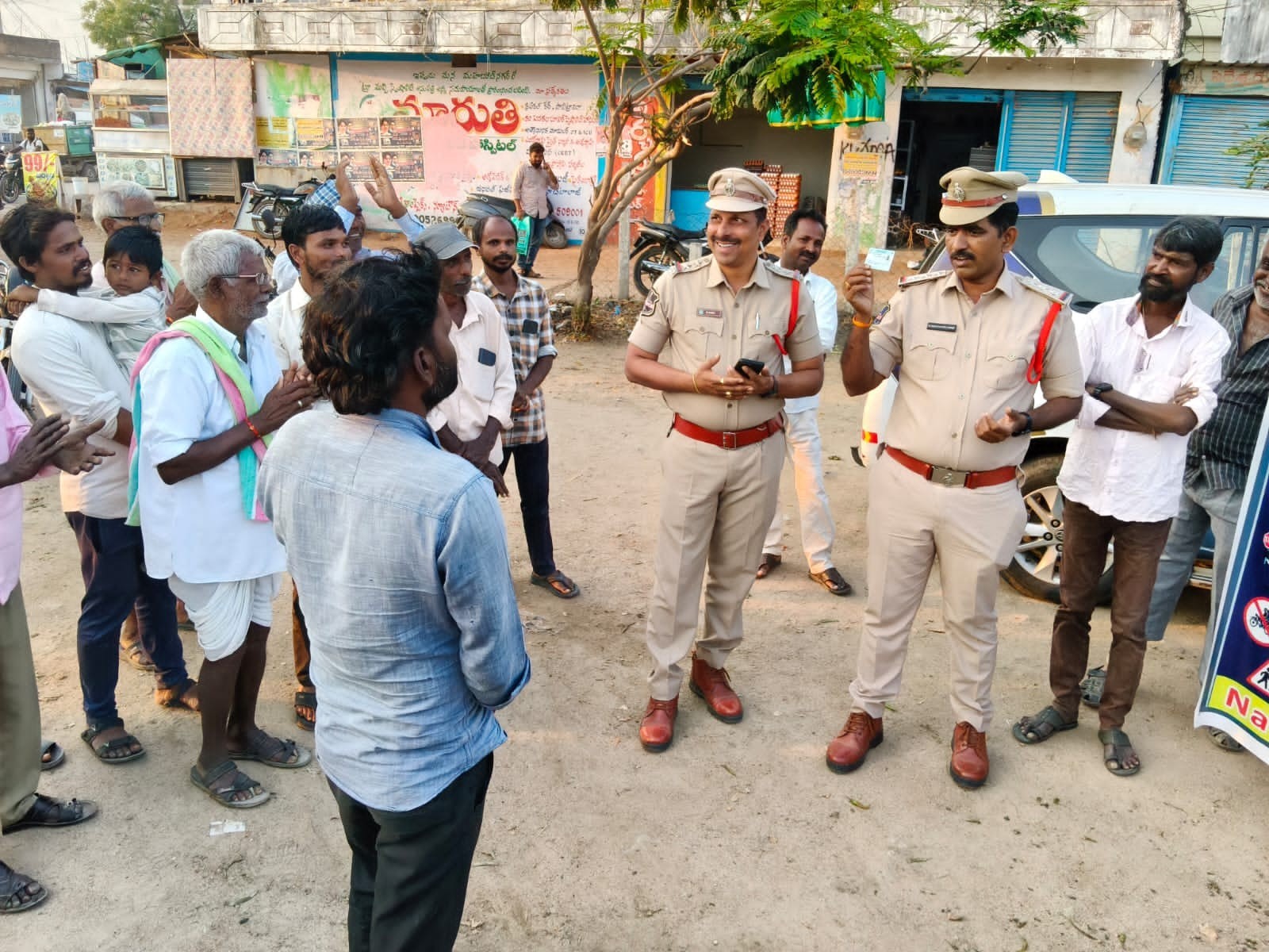 వాహనదారులు రోడ్డు నియమాలు పాటించాలి: CI