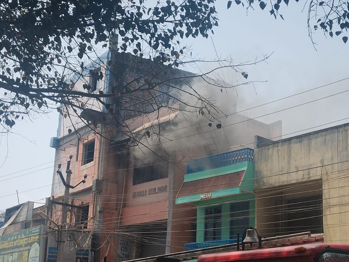 షార్ట్ సర్క్యూట్‌తో భవనం దగ్థం..!