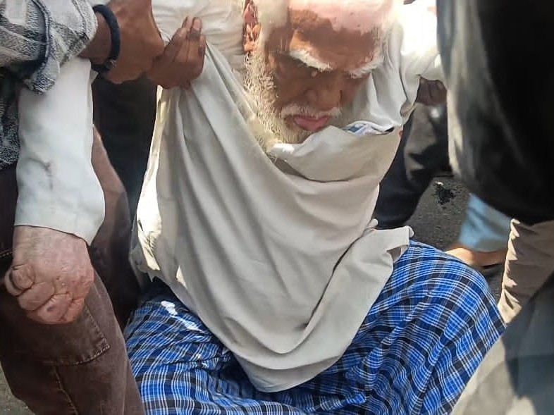 ట్రిప్పర్ ఢీకొని.. వృద్ధుడు తీవ్రంగా గాయాలు..!