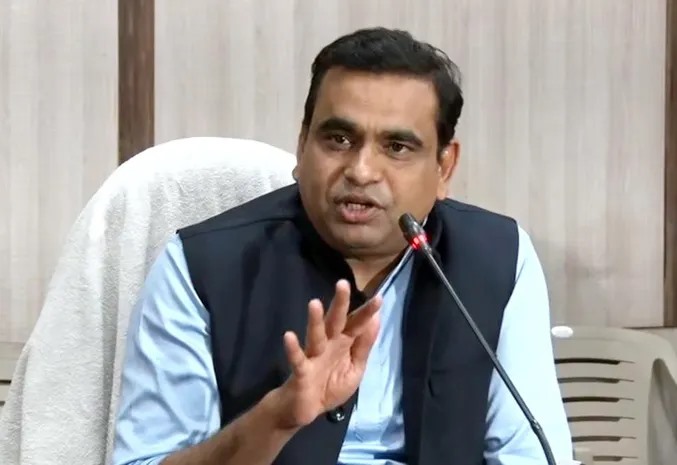 బండి సంజయ్.. అమిత్ షా చెప్పులు మోశారు: చామల