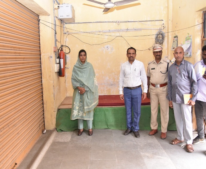 గుంటూరులో ఈవీఎం గోదాము తనిఖీ