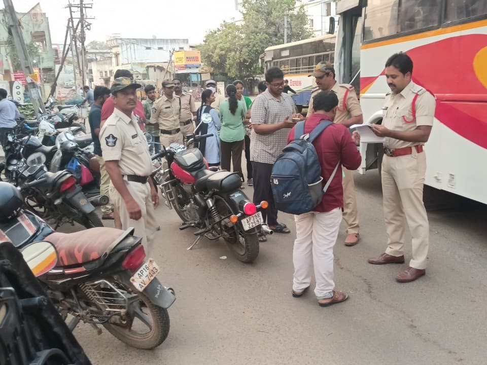 వాహనాలను తనిఖీ చేసిన సీఐ