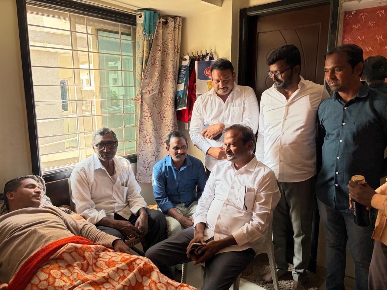 బాధితున్ని పరామర్శించిన మాజీ ఎమ్మెల్యే