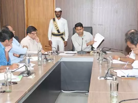 బాల కార్మిక వ్యవస్థ నిర్మూలనకు కృషి: కలెక్టర్