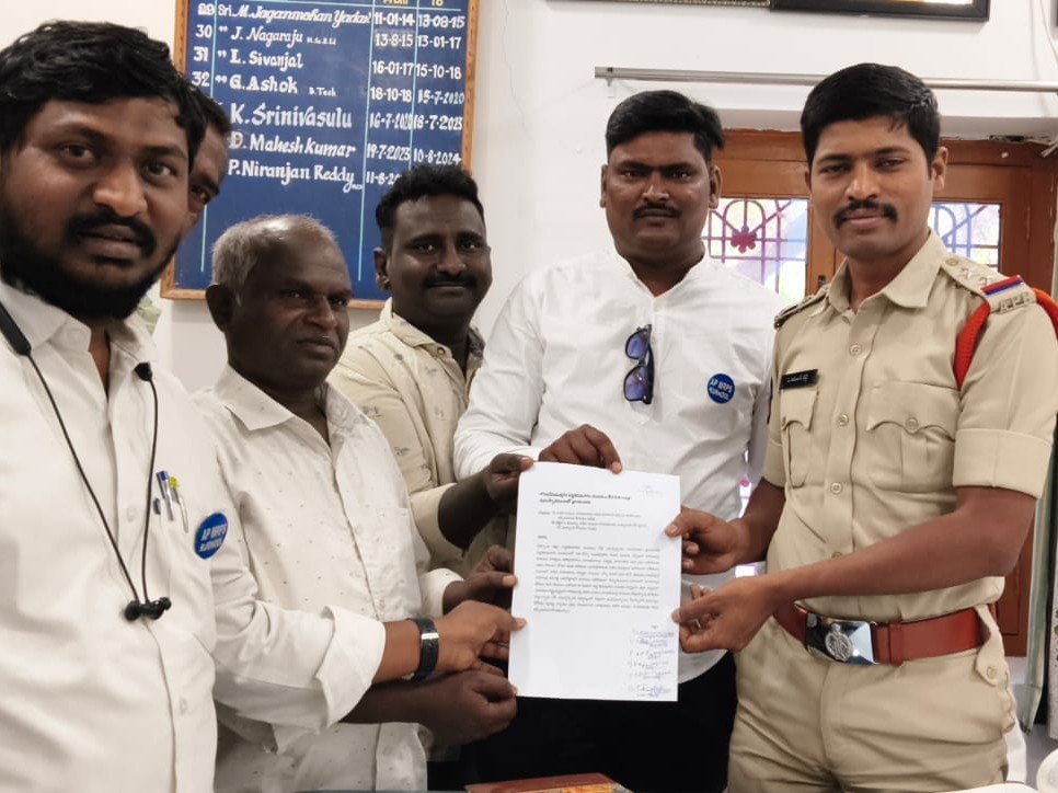 రక్షణ కల్పించాలని ఎస్సైకు వినతి