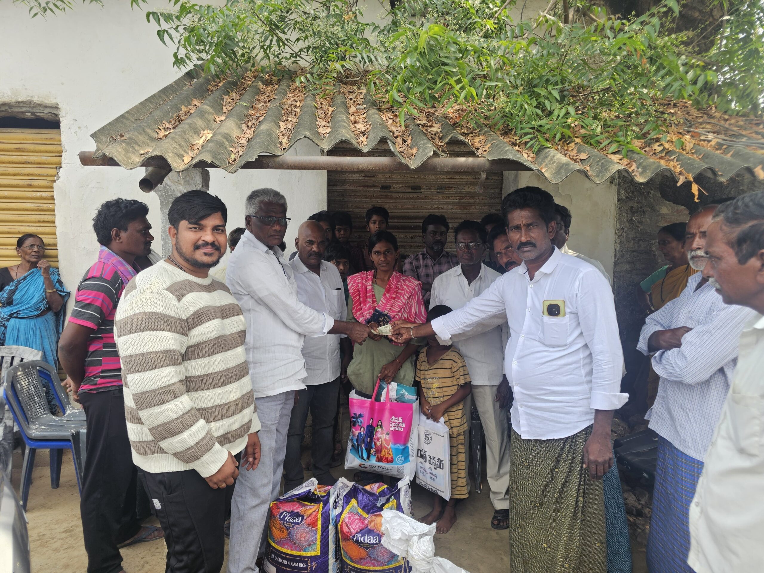 వైసీపీ కార్యకర్త కుటుంబానికి ఆర్థిక సాయం