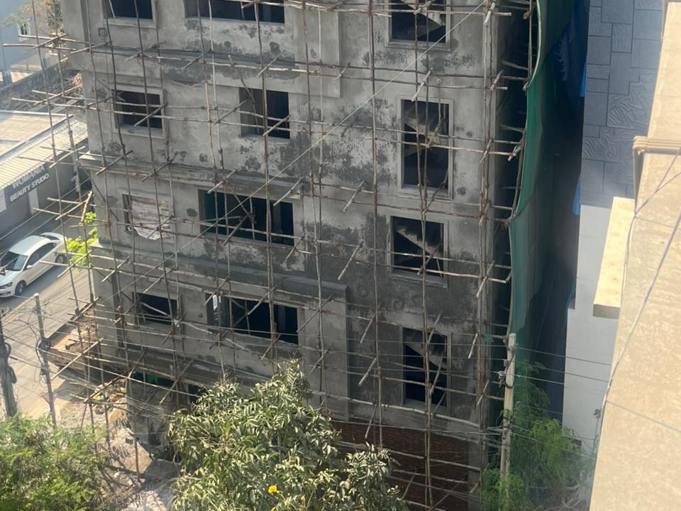 అనుమతులకు మించిన నిర్మాణాలు.. చర్యలేవి..?