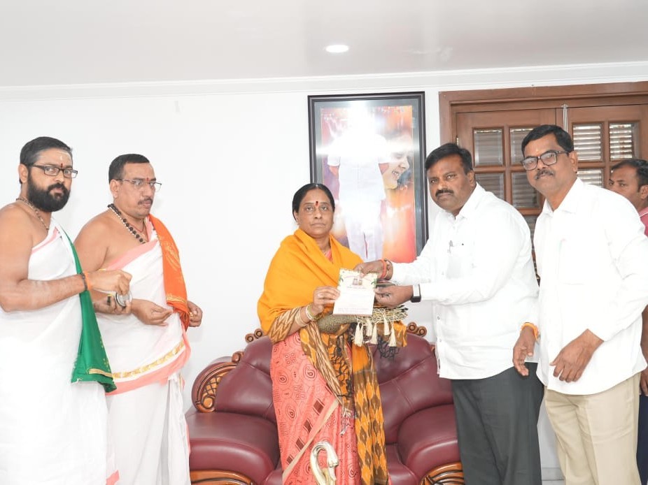 బ్రహ్మోత్సవాలకు హాజరుకావాలని మంత్రికి ఆహ్వానం