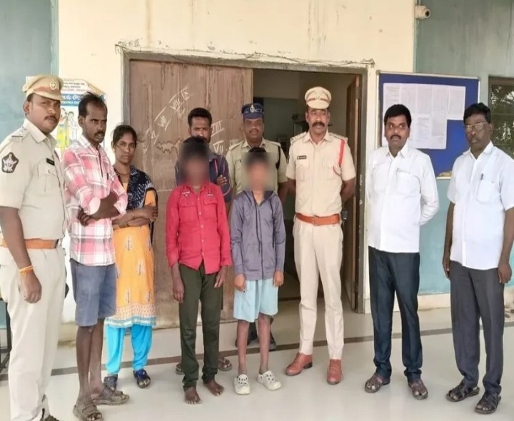 ఇద్దరు బాలురను తల్లిదండ్రులకు అప్పగింత