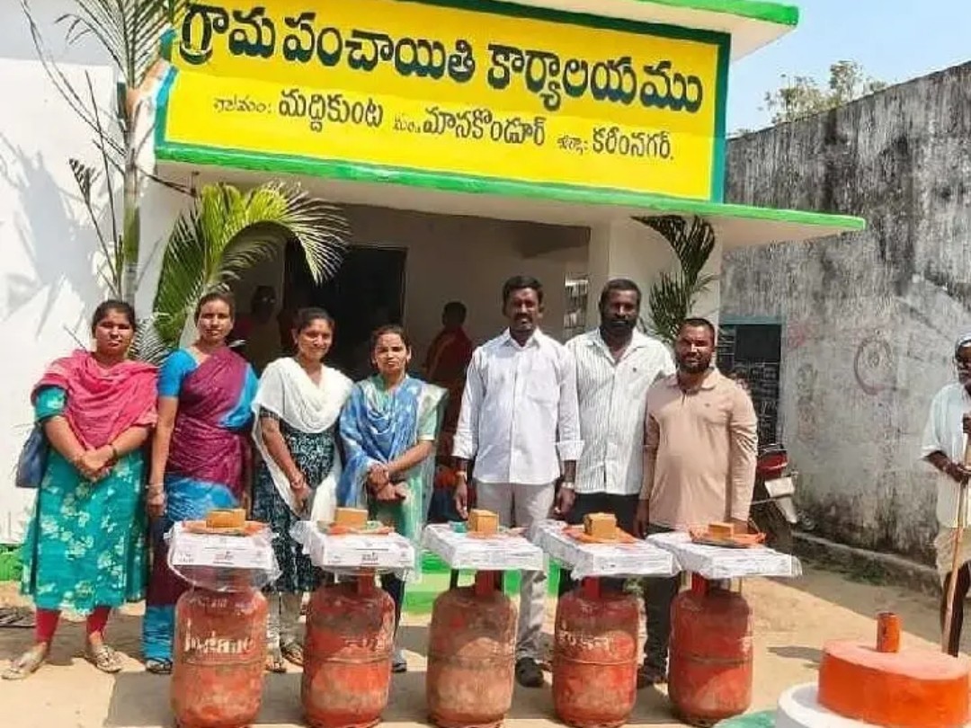 ఉచిత గ్యాస్ సిలిండర్ల పంపిణీ