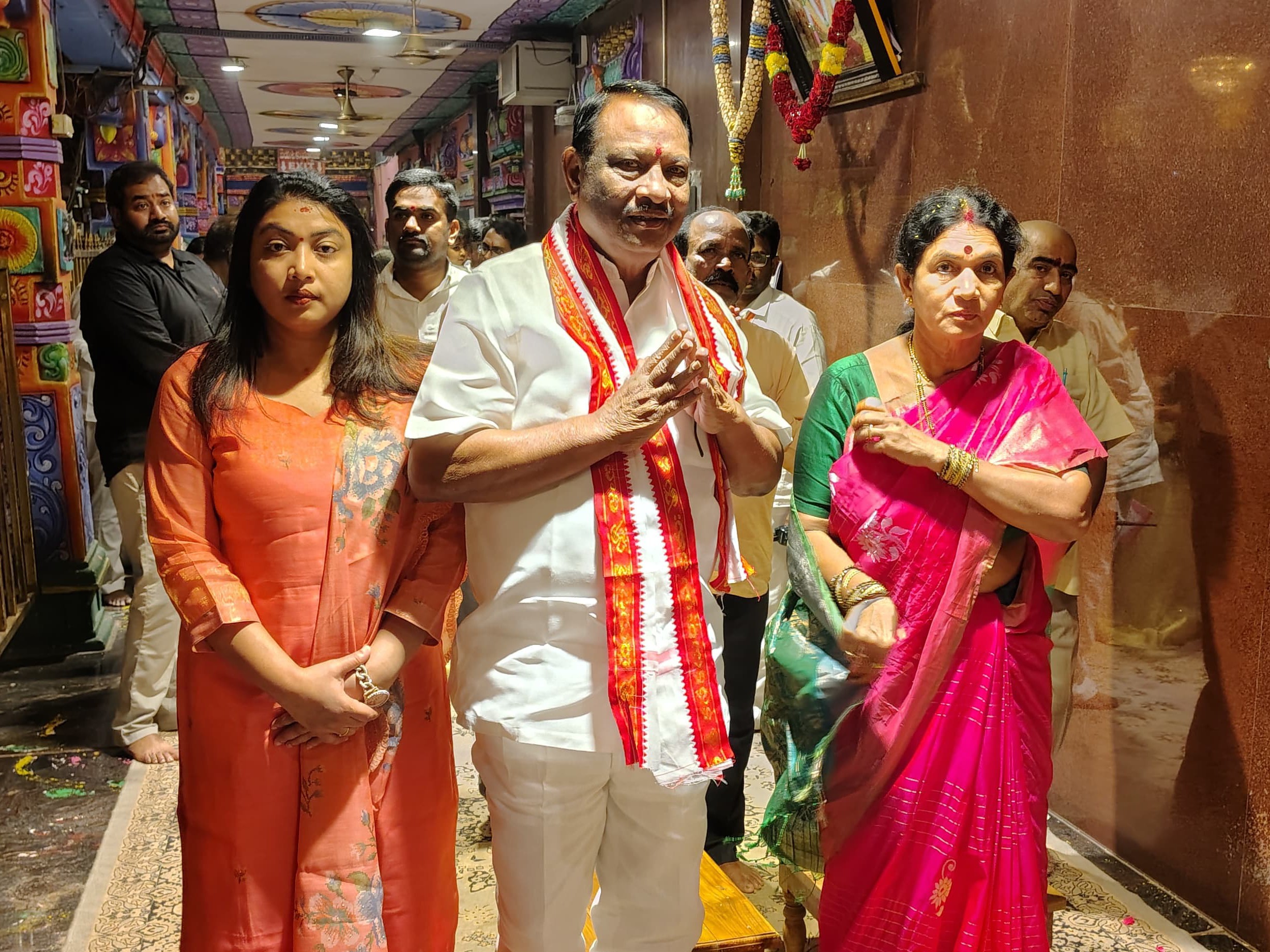 కనక దుర్గమ్మను దర్శించిన ఎమ్మెల్యే