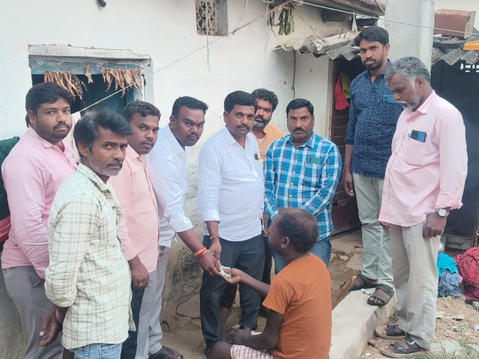 బాధితుడికి ఆర్థిక సహాయం