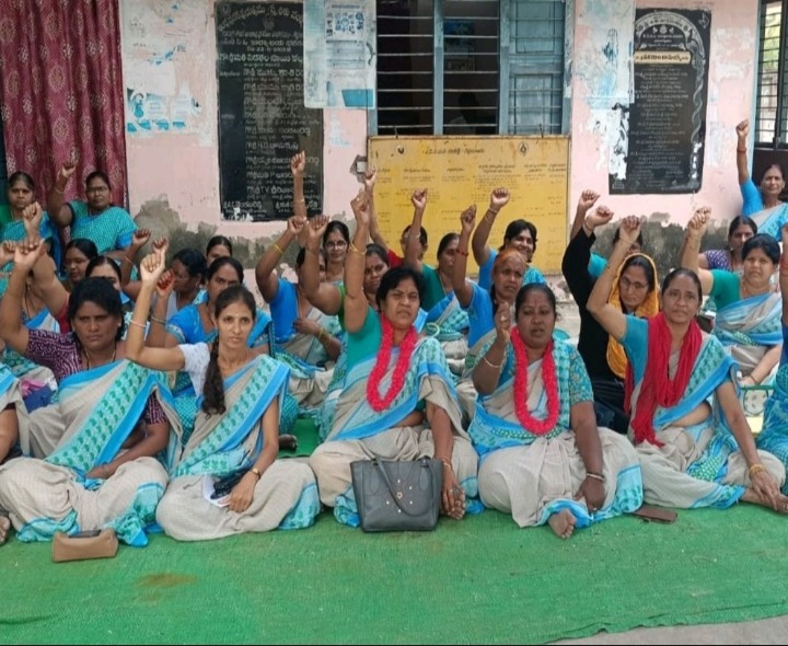 అంగన్వాడీల రిలే నిరాహార దీక్షలు