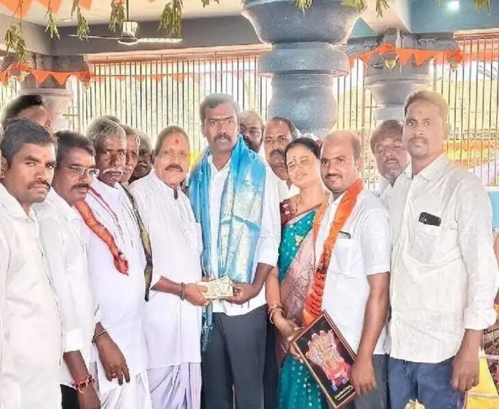 ఆలయానికి విరాళాలు అందజేత