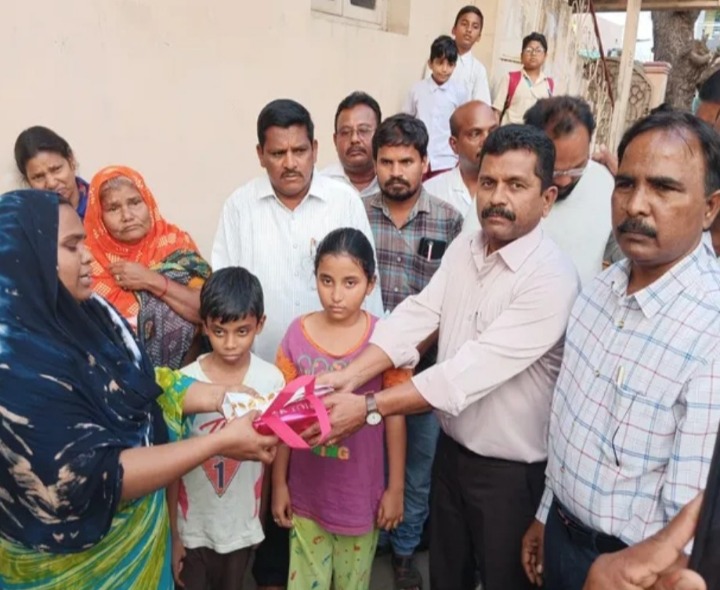 విద్యుత్ శాఖ ఉద్యోగి కుటుంబానికి రూ.3 లక్షల ఆర్థిక సాయం