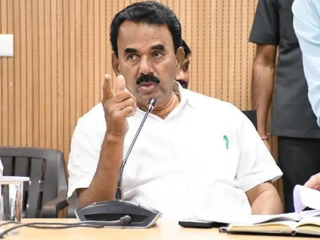 అధికారులు క్షేత్రస్థాయిలో పర్యటించాలి: మంత్రి