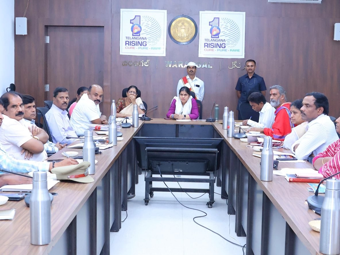 అధికారులతో సమీక్ష నిర్వహించిన: కలెక్టర్