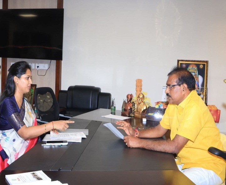 మంత్రి నిమ్మలతో ఎమ్మెల్యే శ్రావణి భేటీ