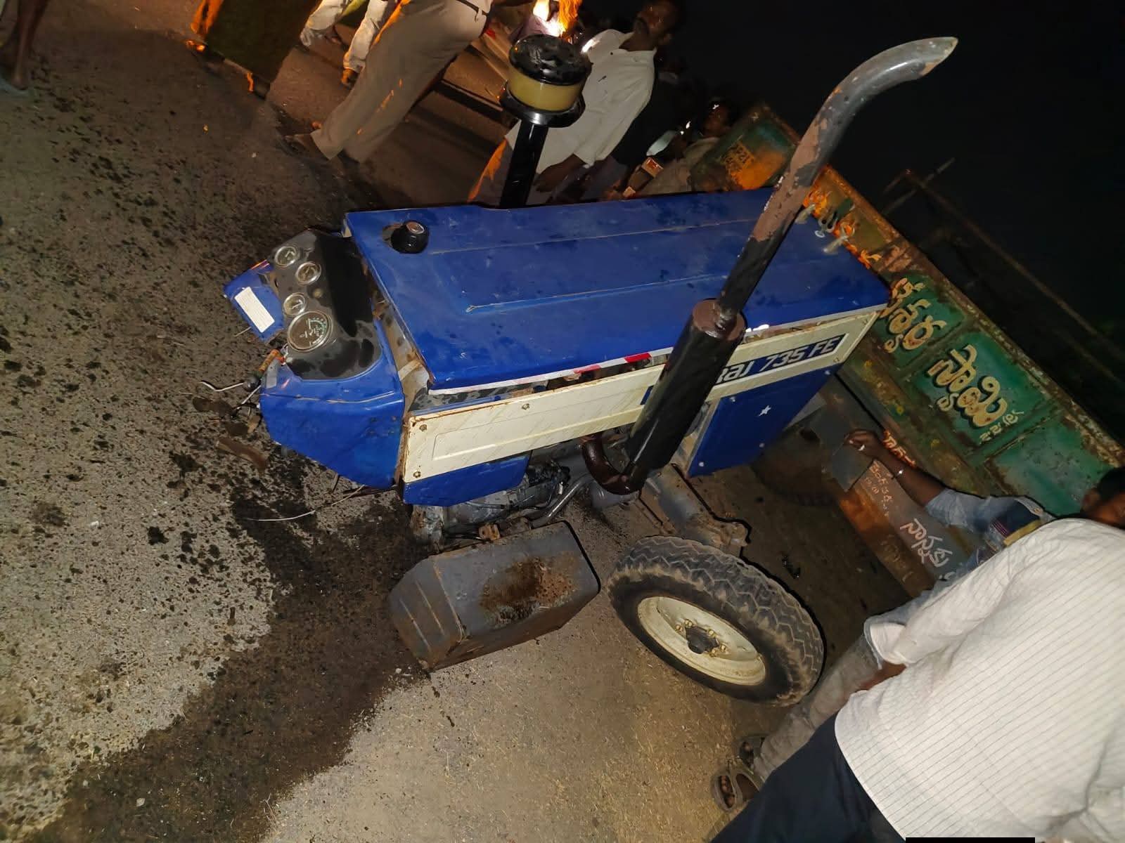 తాడిపత్రిలో రెండు ముక్కలైన ట్రాక్టర్