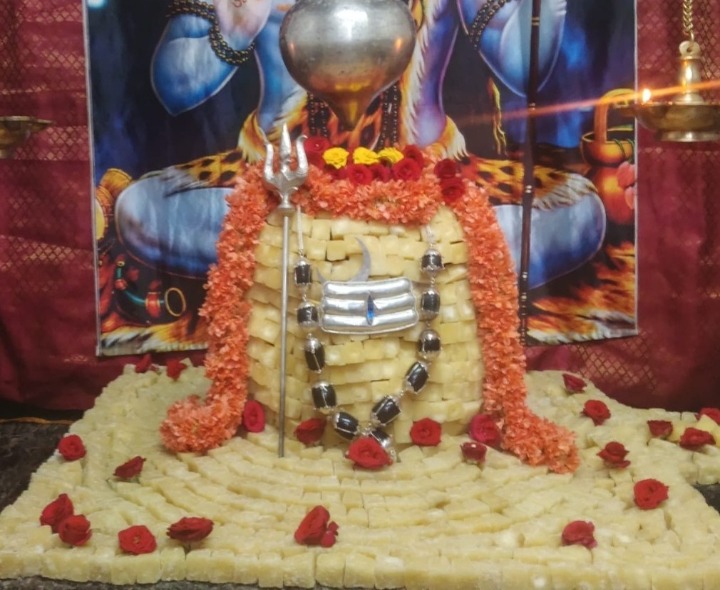 బెల్లం ప్రత్యేక అలంకరణలో స్వయంభు జంబుకేశ్వరుడు