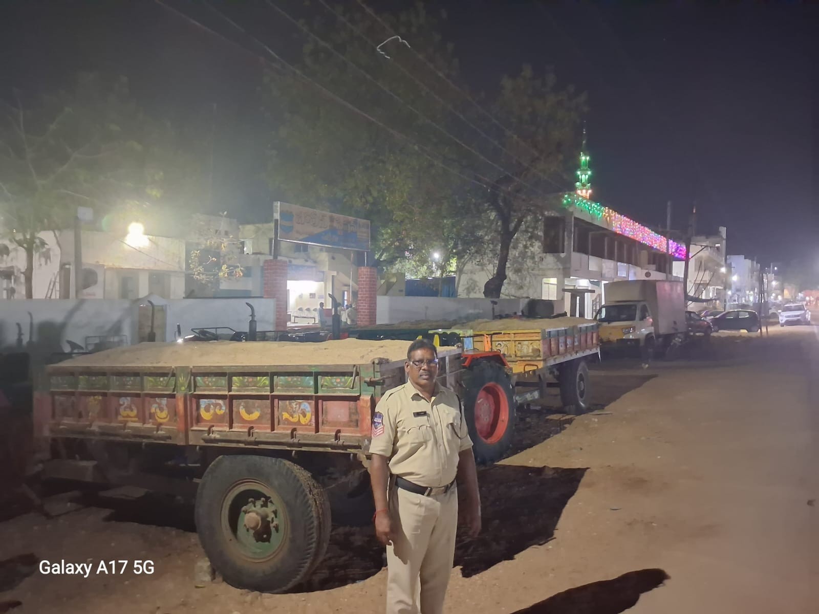 అక్రమ ఇసుక రవాణా ట్రాక్టర్లు స్వాధీనం