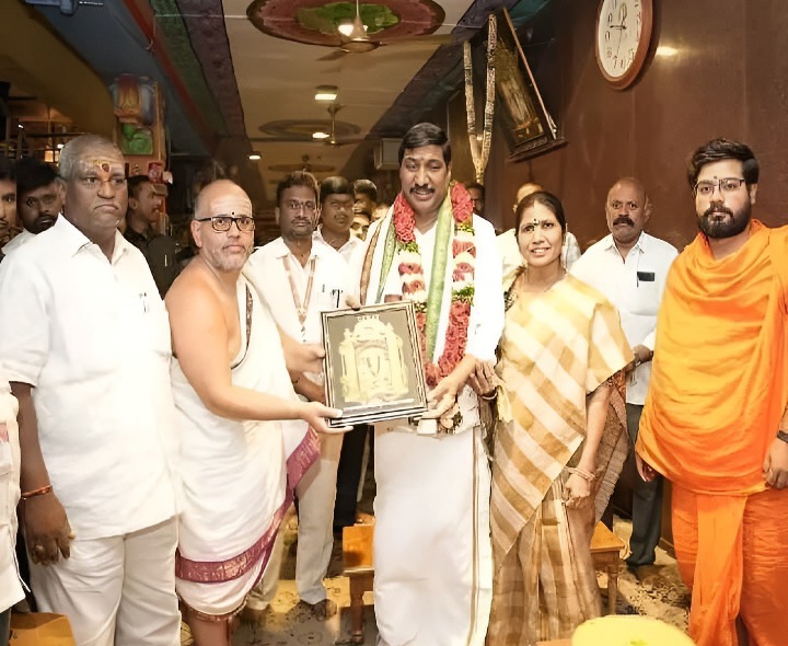 ఇంద్రకీలాద్రిపై మంత్రి దంపతుల దర్శనం