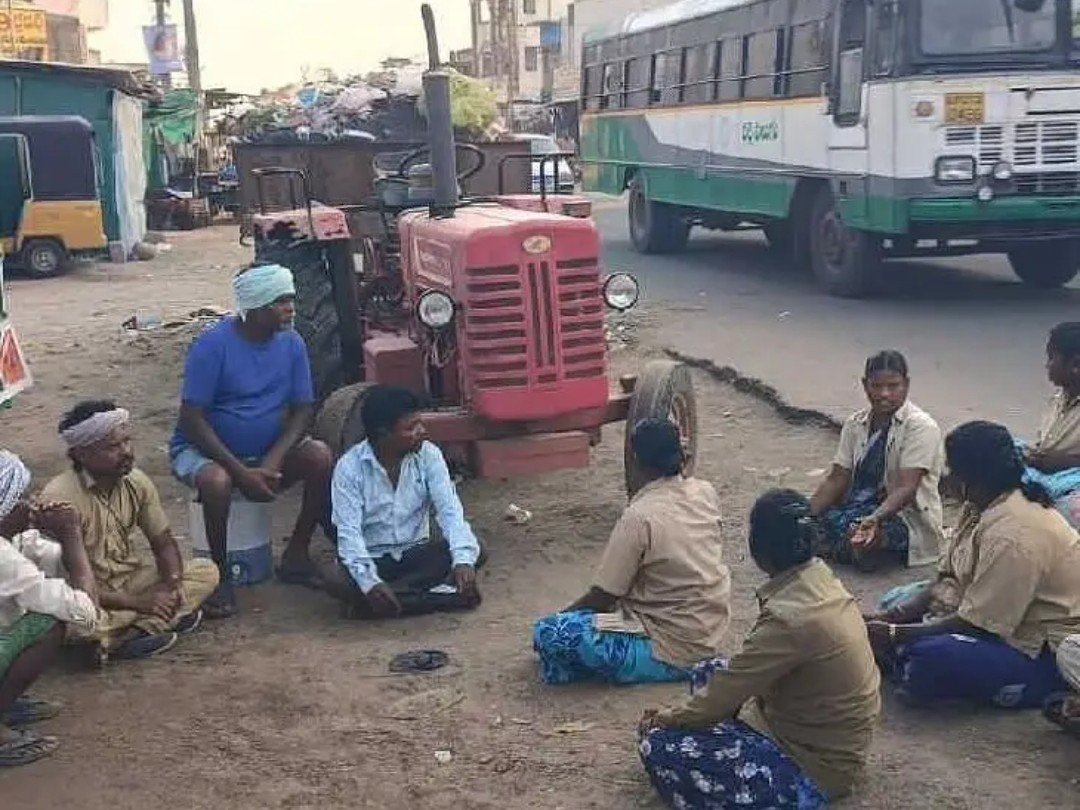 ప్రత్తిపాడులో పారిశుద్ధ్య కార్మికుల నిరసన