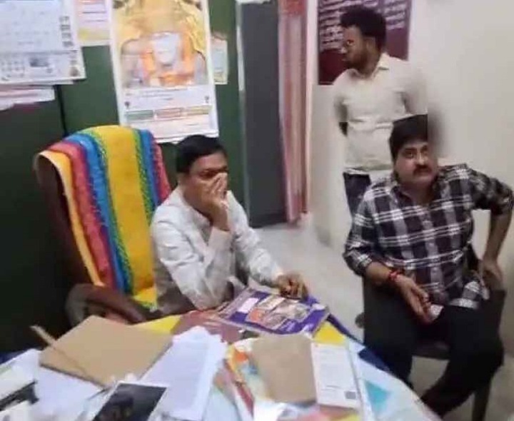 బాలికల పట్ల లైబ్రేరియన్ అసభ్య ప్రవర్తన.. HMకు ఫిర్యాదు