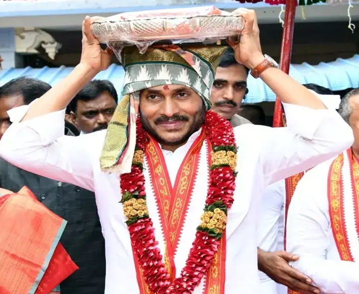 స్వామివారికి పట్టువస్త్రాలు సమర్పించిన జగన్